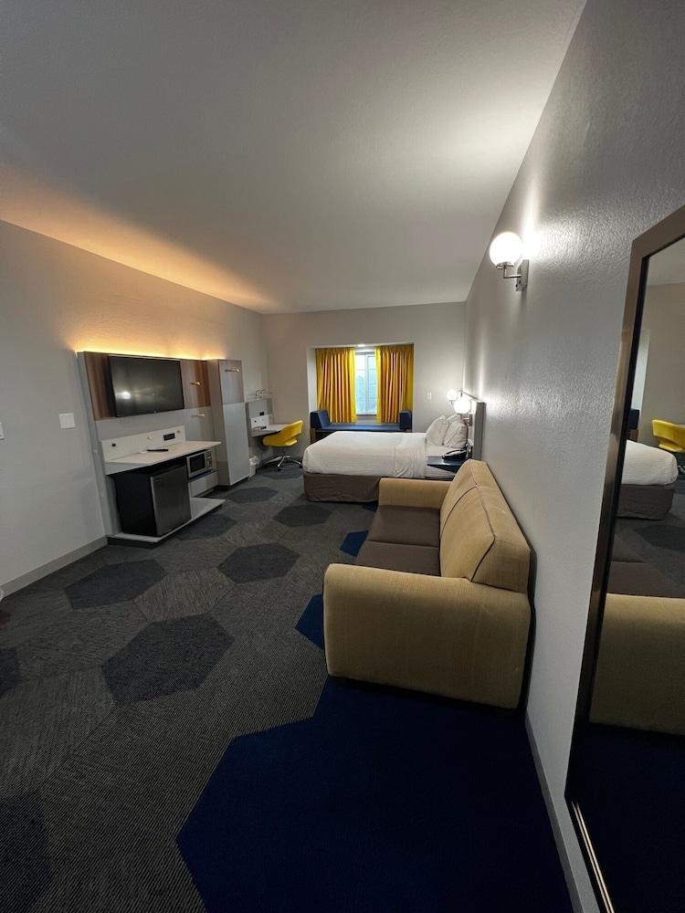 Microtel Inn And Suites By Wyndham Opelika Exterior photo