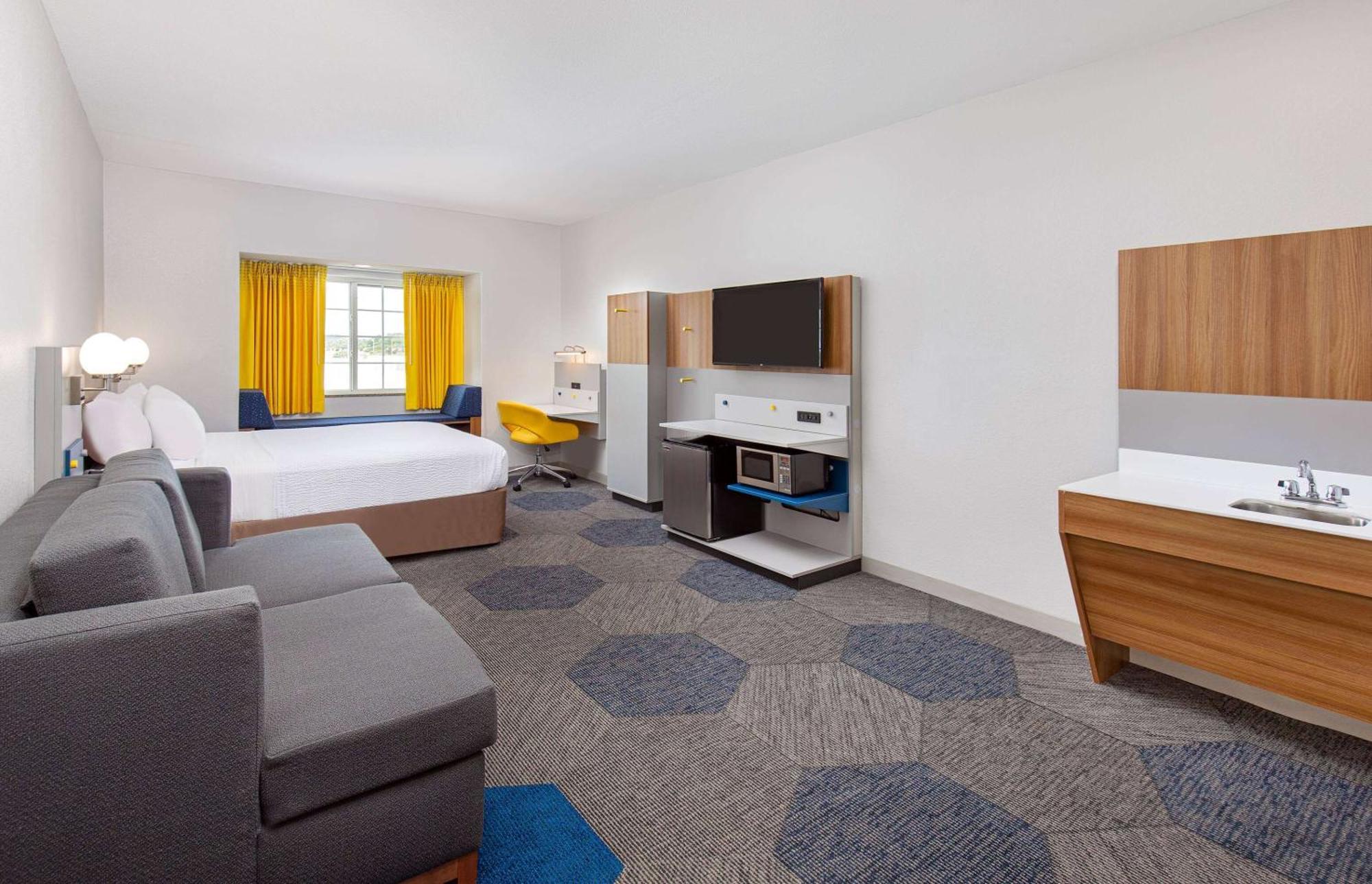 Microtel Inn And Suites By Wyndham Opelika Exterior photo